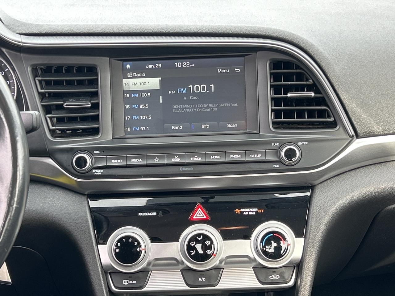 2020 Hyundai Elantra Preferred CALL NAPANEE 613-354-2100 Photo