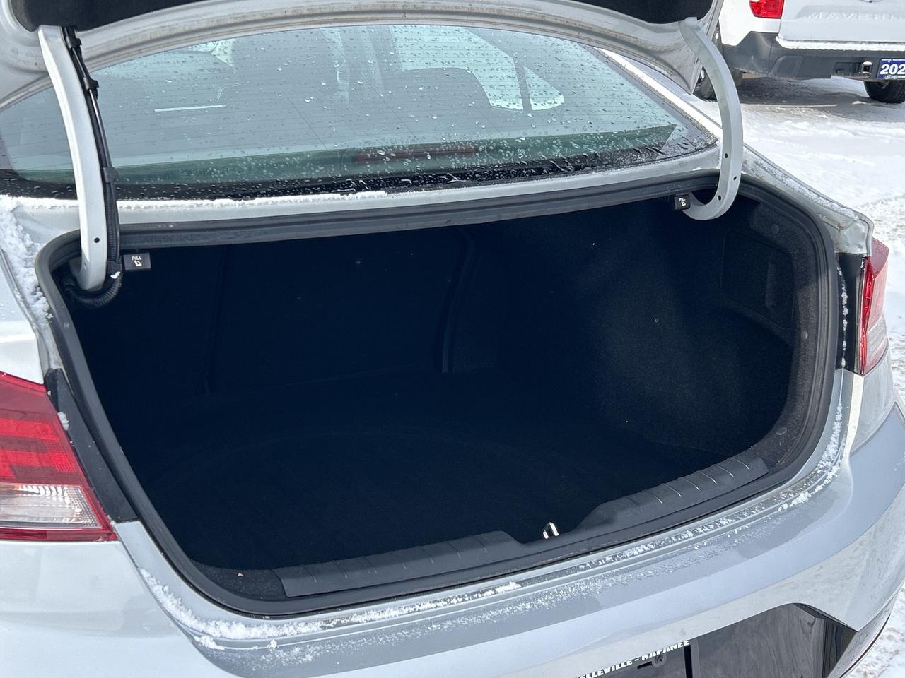 2020 Hyundai Elantra Preferred CALL NAPANEE 613-354-2100 Photo