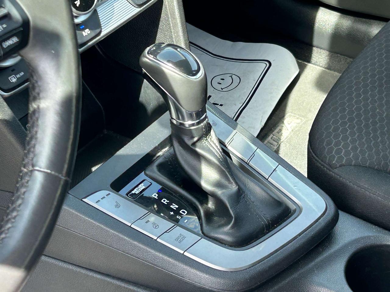 2020 Hyundai Elantra Preferred CALL NAPANEE 613-354-2100 Photo