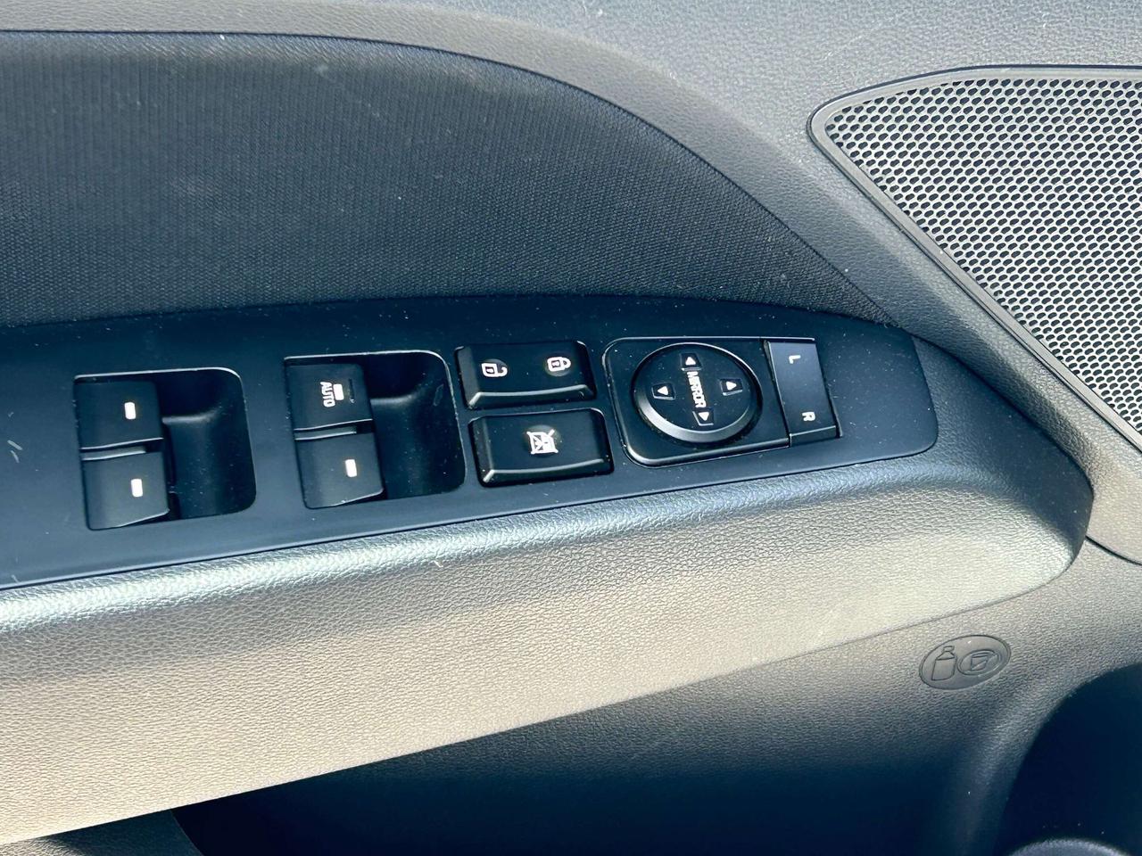2020 Hyundai Elantra Preferred CALL NAPANEE 613-354-2100 Photo