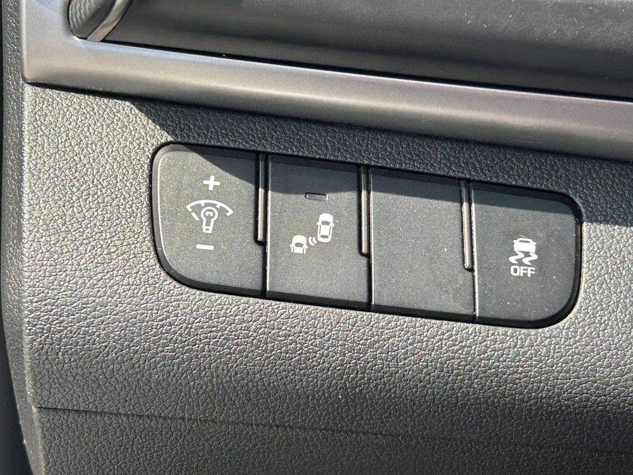 2020 Hyundai Elantra Preferred CALL NAPANEE 613-354-2100 Photo