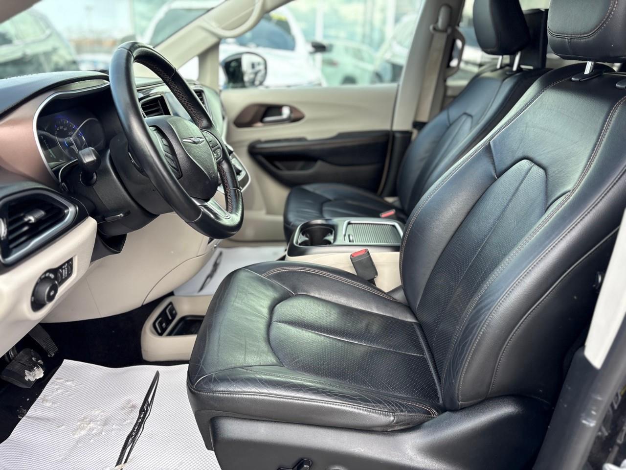 2017 Chrysler Pacifica Touring-L Plus Passenger Van Photo3