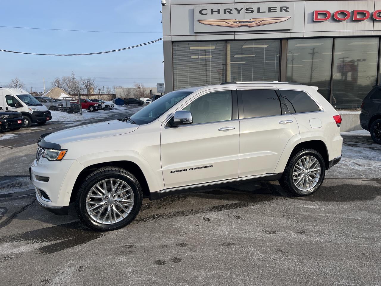 2017 Jeep Grand Cherokee Summit 4x4 HEMI V8 *NAVI *SUNROOF *LTHR *TOW Photo3