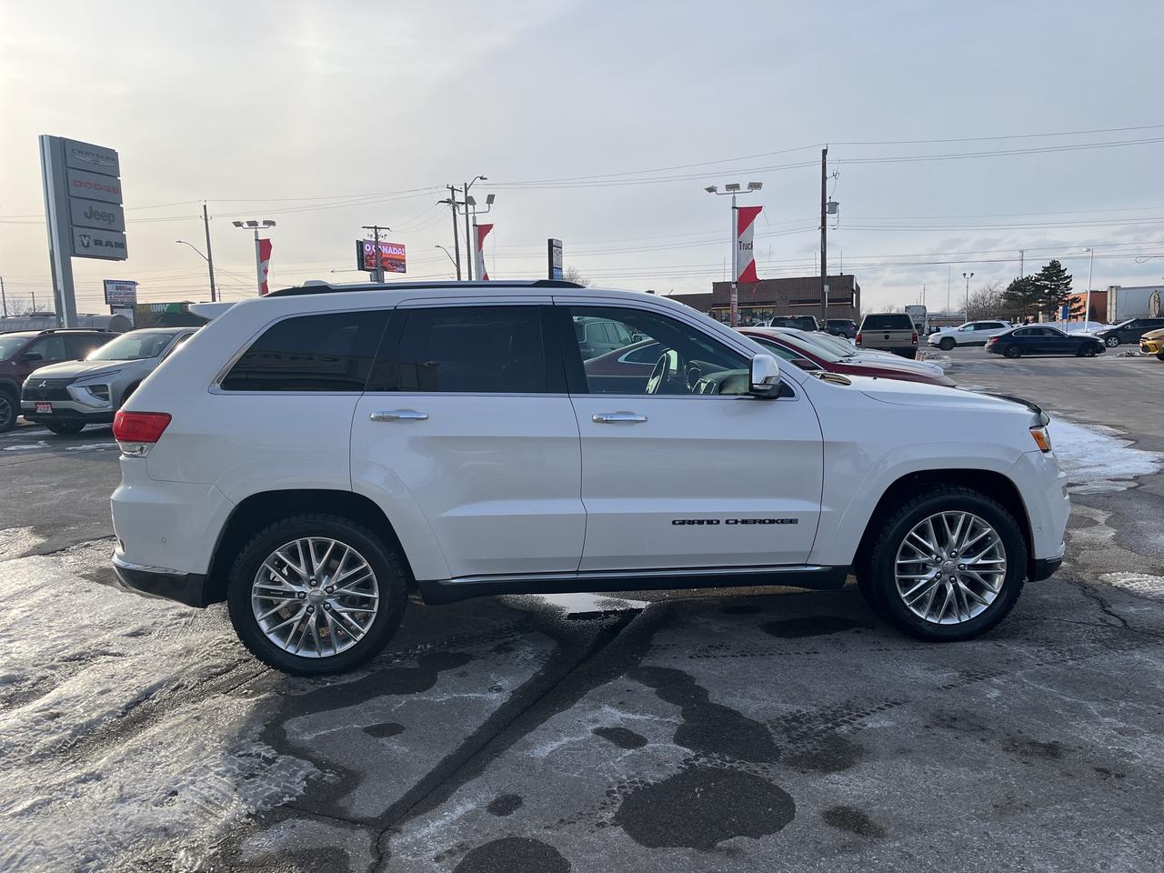 2017 Jeep Grand Cherokee Summit 4x4 HEMI V8 *NAVI *SUNROOF *LTHR *TOW Photo