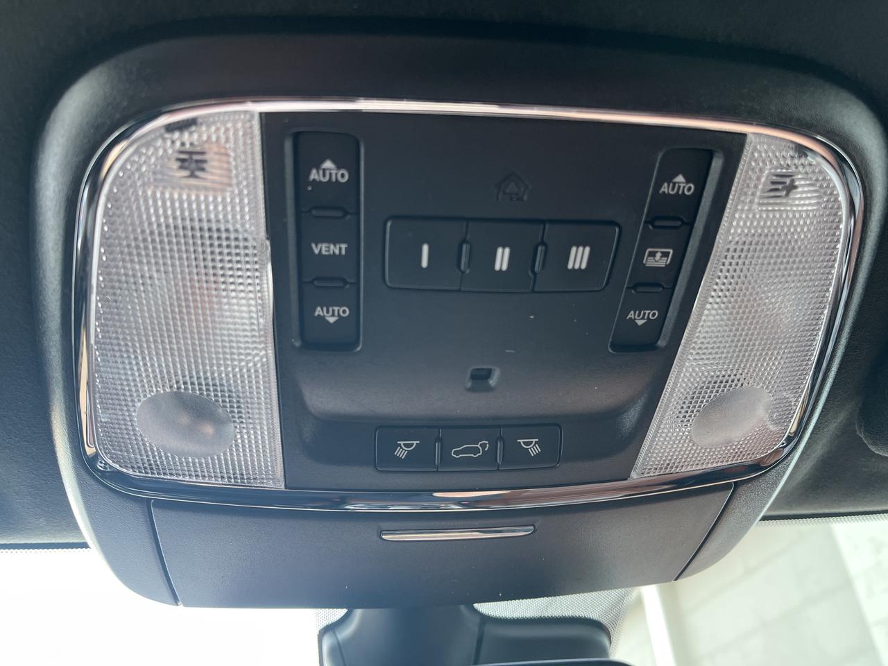 2017 Jeep Grand Cherokee Summit 4x4 HEMI V8 *NAVI *SUNROOF *LTHR *TOW Photo