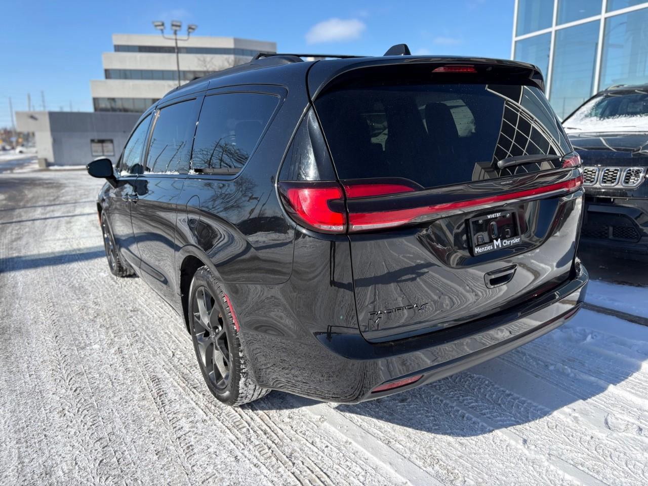 2022 Chrysler Pacifica Touring L Front-Wheel Drive Passenger Van Photo2