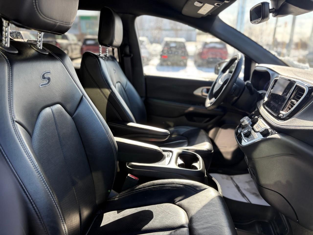 2022 Chrysler Pacifica Touring L Front-Wheel Drive Passenger Van Photo