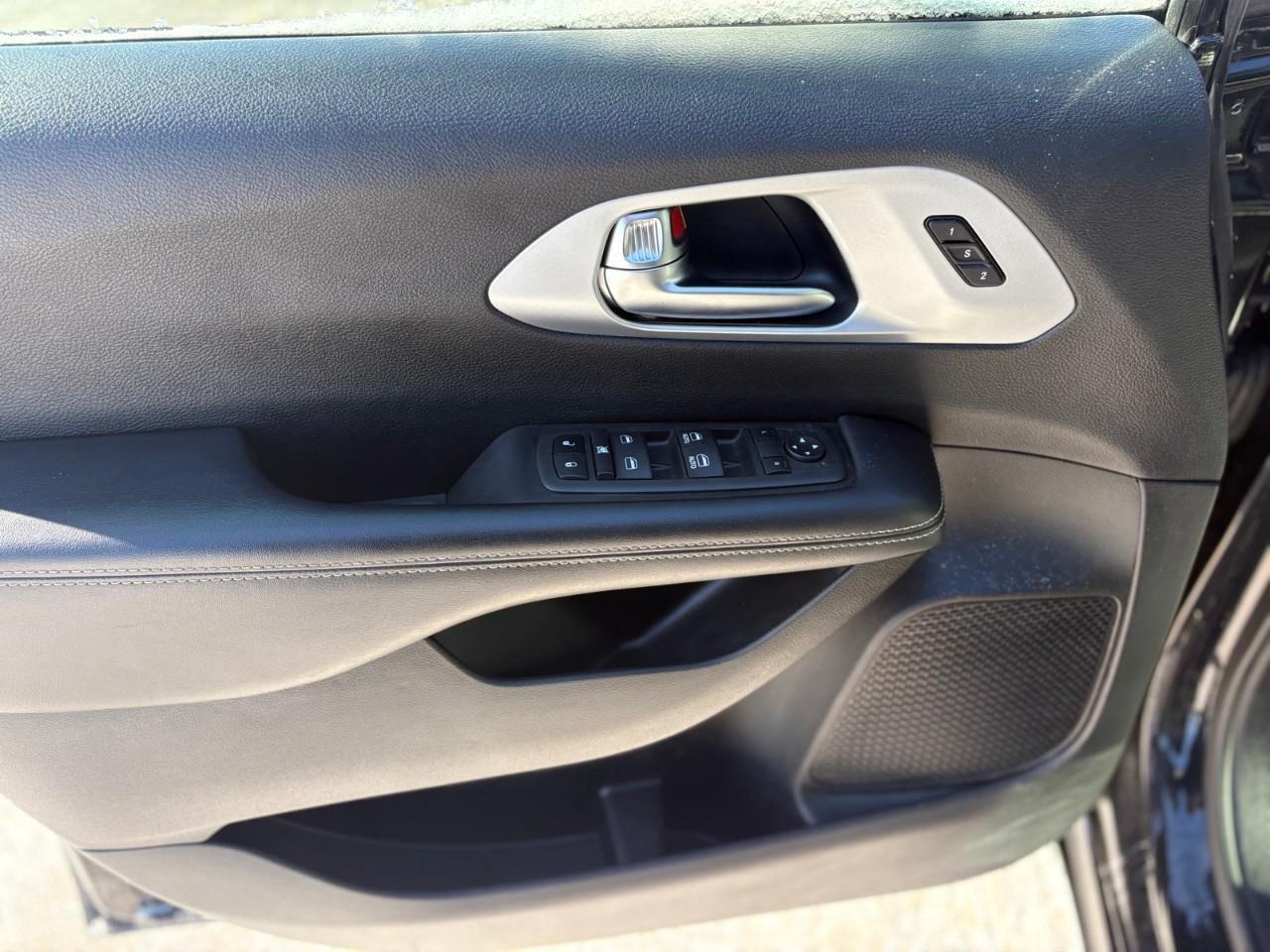 2022 Chrysler Pacifica Touring L Front-Wheel Drive Passenger Van Photo