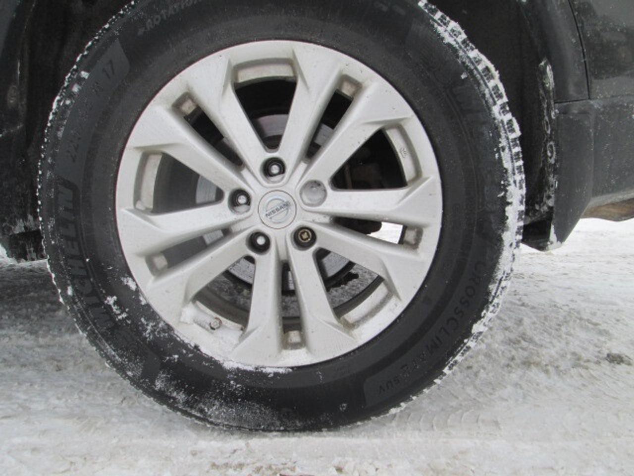 2015 Nissan Rogue AWD 4dr SV, Sunroof, Back Up Camera Photo