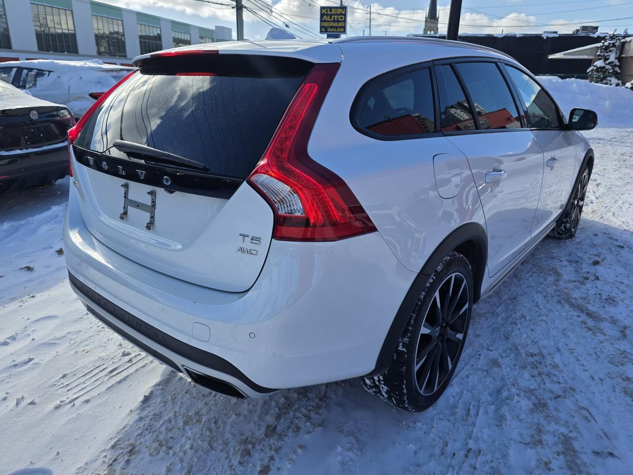 2018 Volvo V60 Cross Country T5 AWD Premier Photo