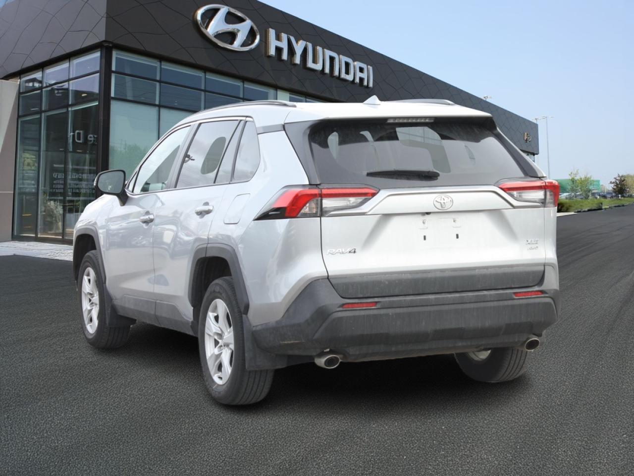 2020 Toyota RAV4 XLE  AWD/ Heated Seats / Blind Spot / Camera Photo