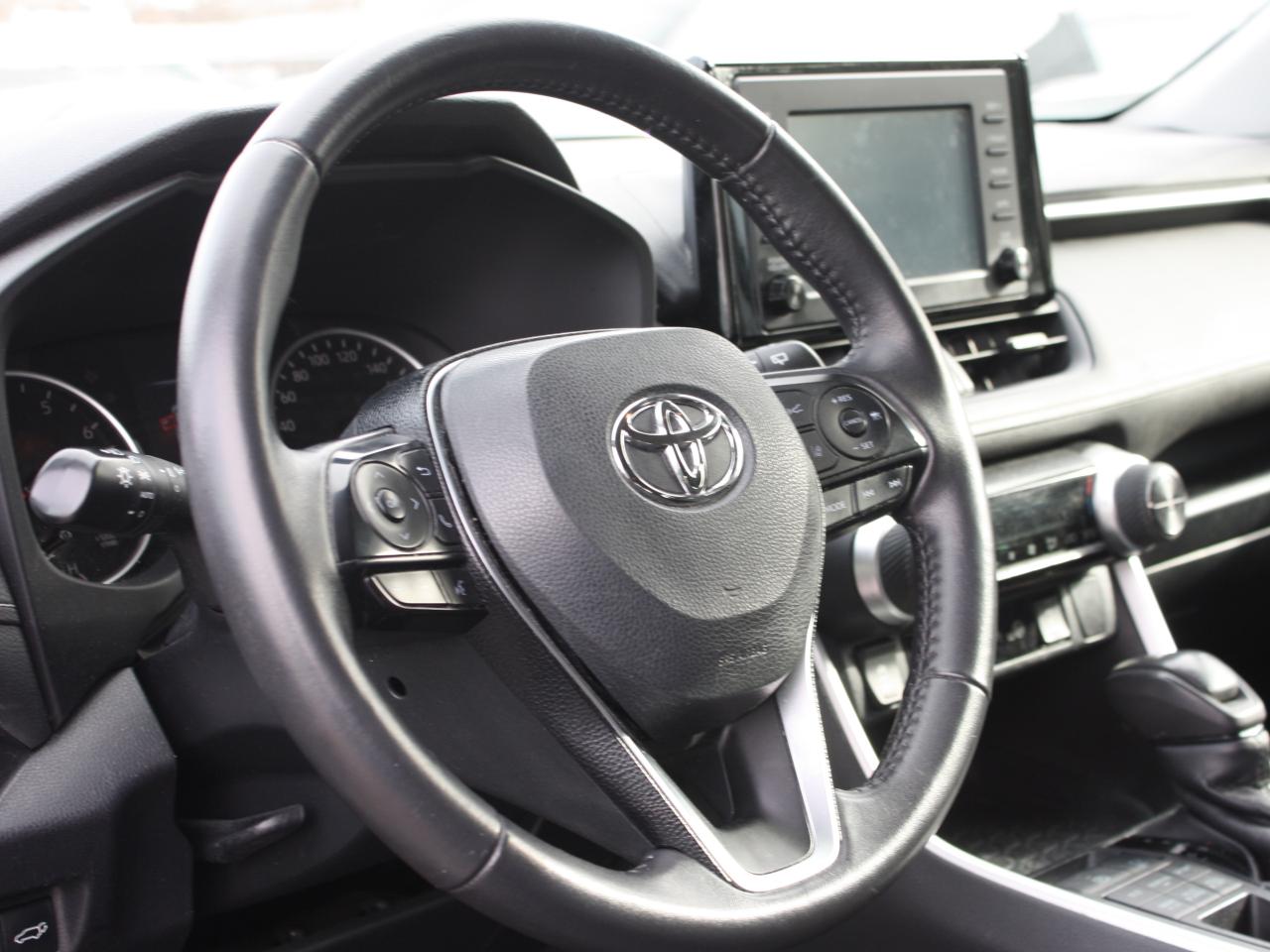 2020 Toyota RAV4 XLE  AWD/ Heated Seats / Blind Spot / Camera Photo