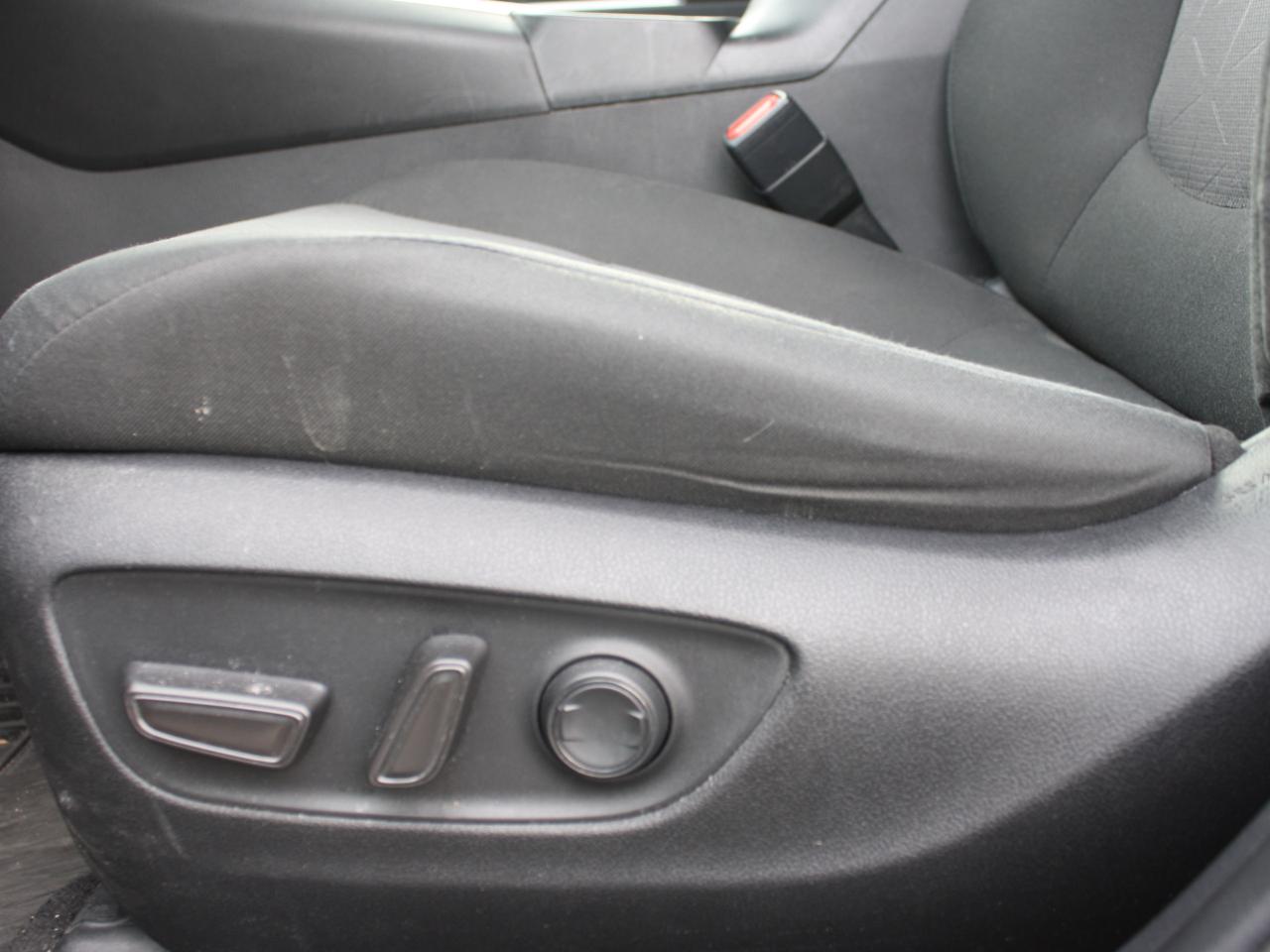 2020 Toyota RAV4 XLE  AWD/ Heated Seats / Blind Spot / Camera Photo