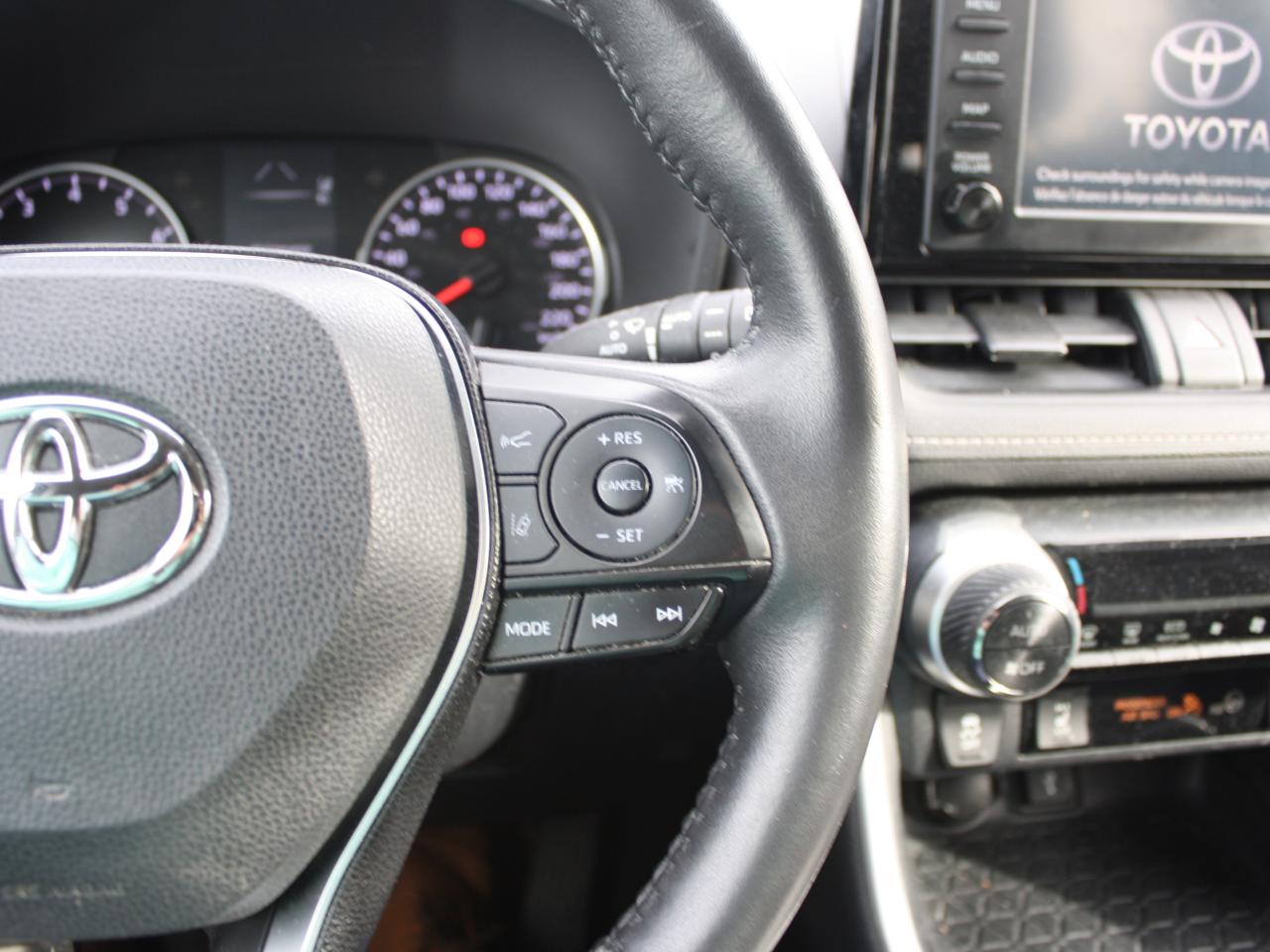2020 Toyota RAV4 XLE  AWD/ Heated Seats / Blind Spot / Camera Photo