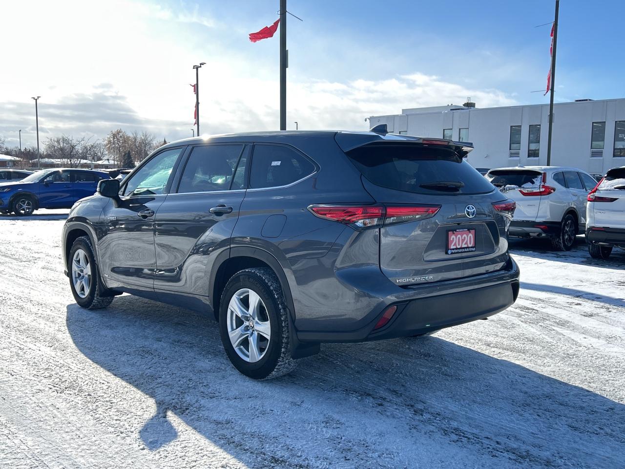 2020 Toyota Highlander Hybrid LE  CarPlay Power tailgate H.Seats 8 Pass Photo2