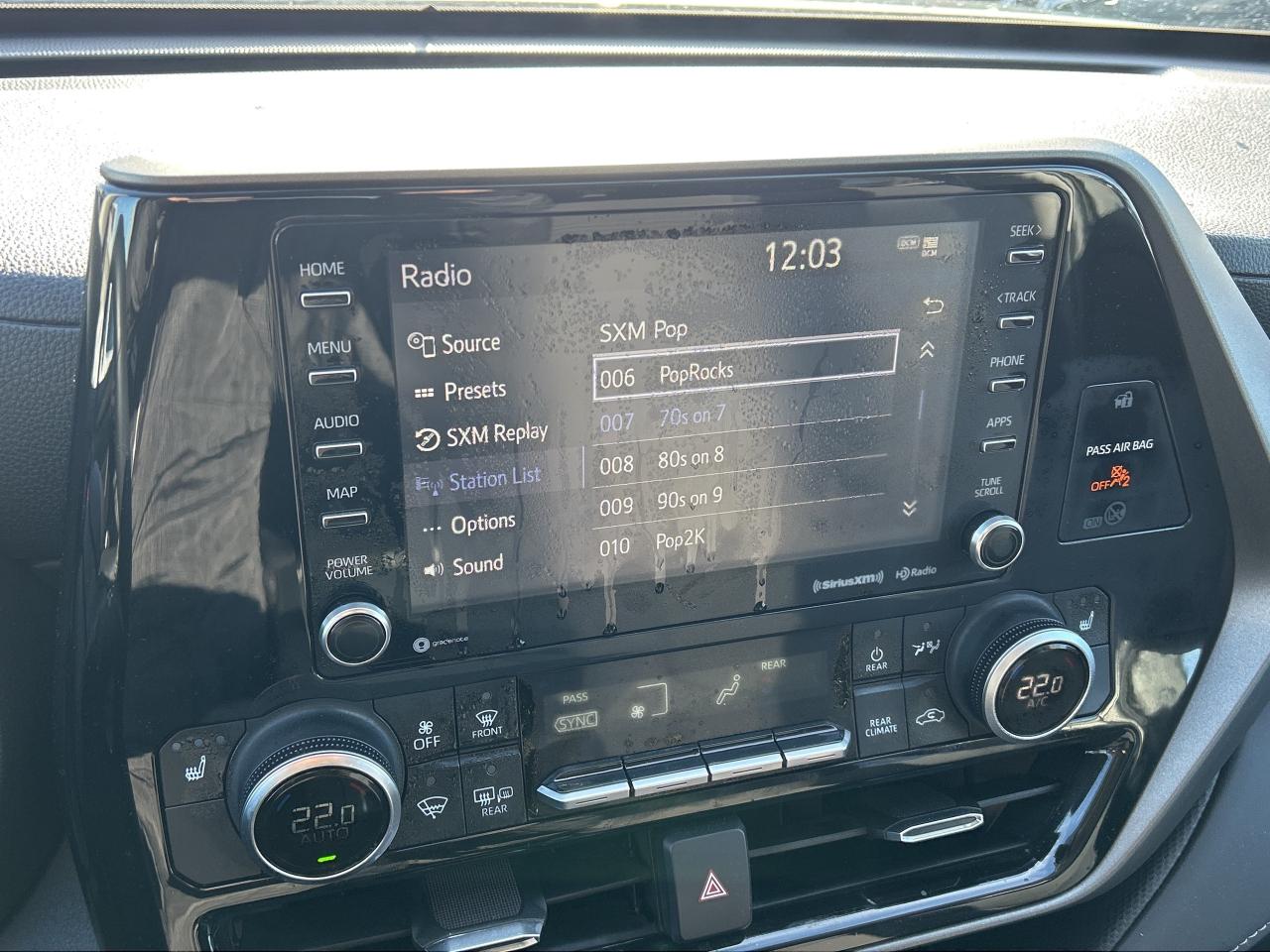 2020 Toyota Highlander Hybrid LE  CarPlay Power tailgate H.Seats 8 Pass Photo