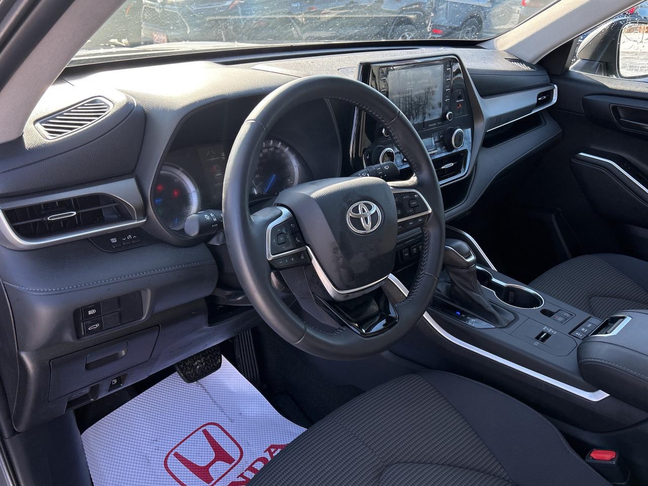 2020 Toyota Highlander Hybrid LE  CarPlay Power tailgate H.Seats 8 Pass Photo