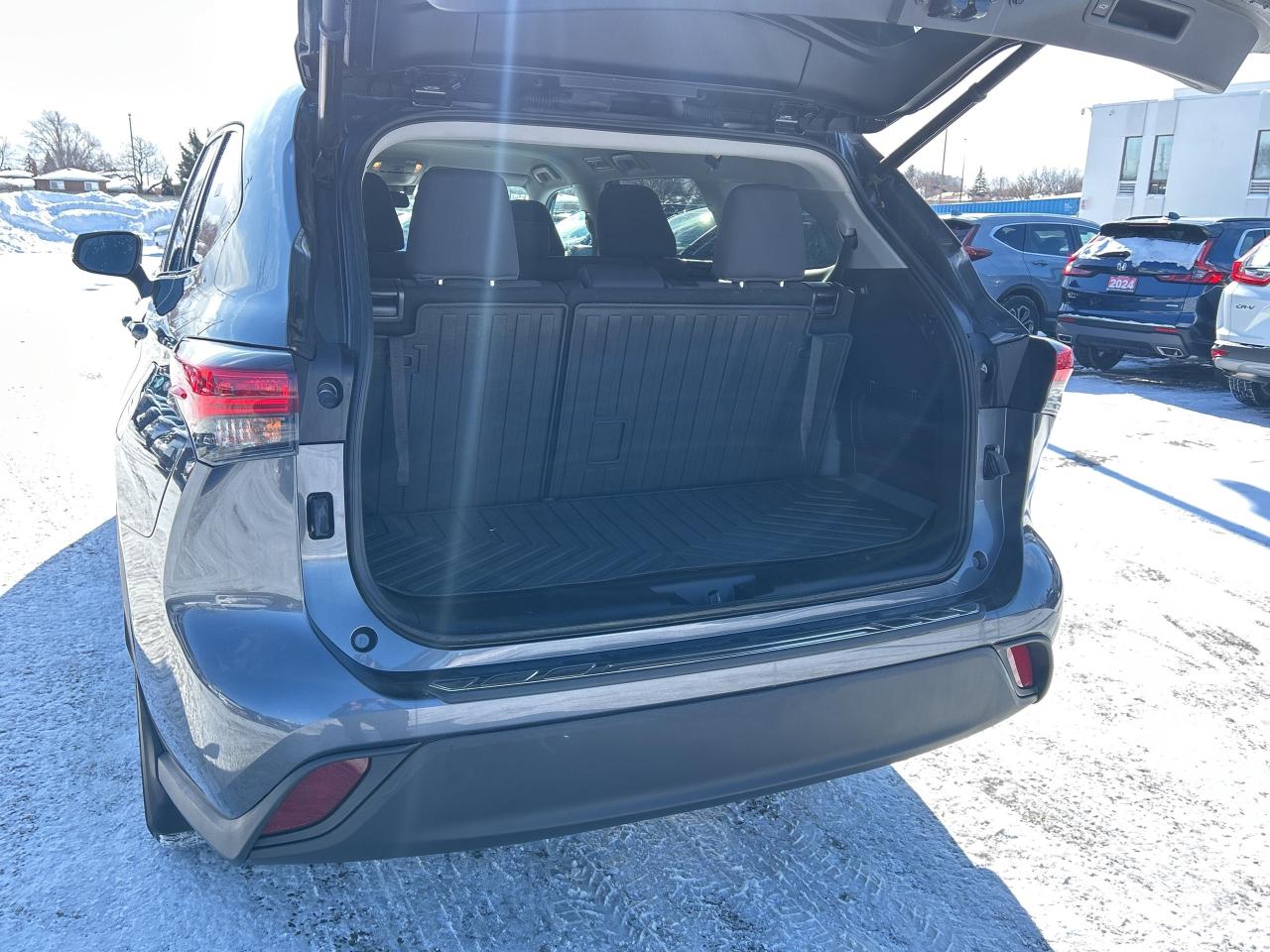 2020 Toyota Highlander Hybrid LE  CarPlay Power tailgate H.Seats 8 Pass Photo