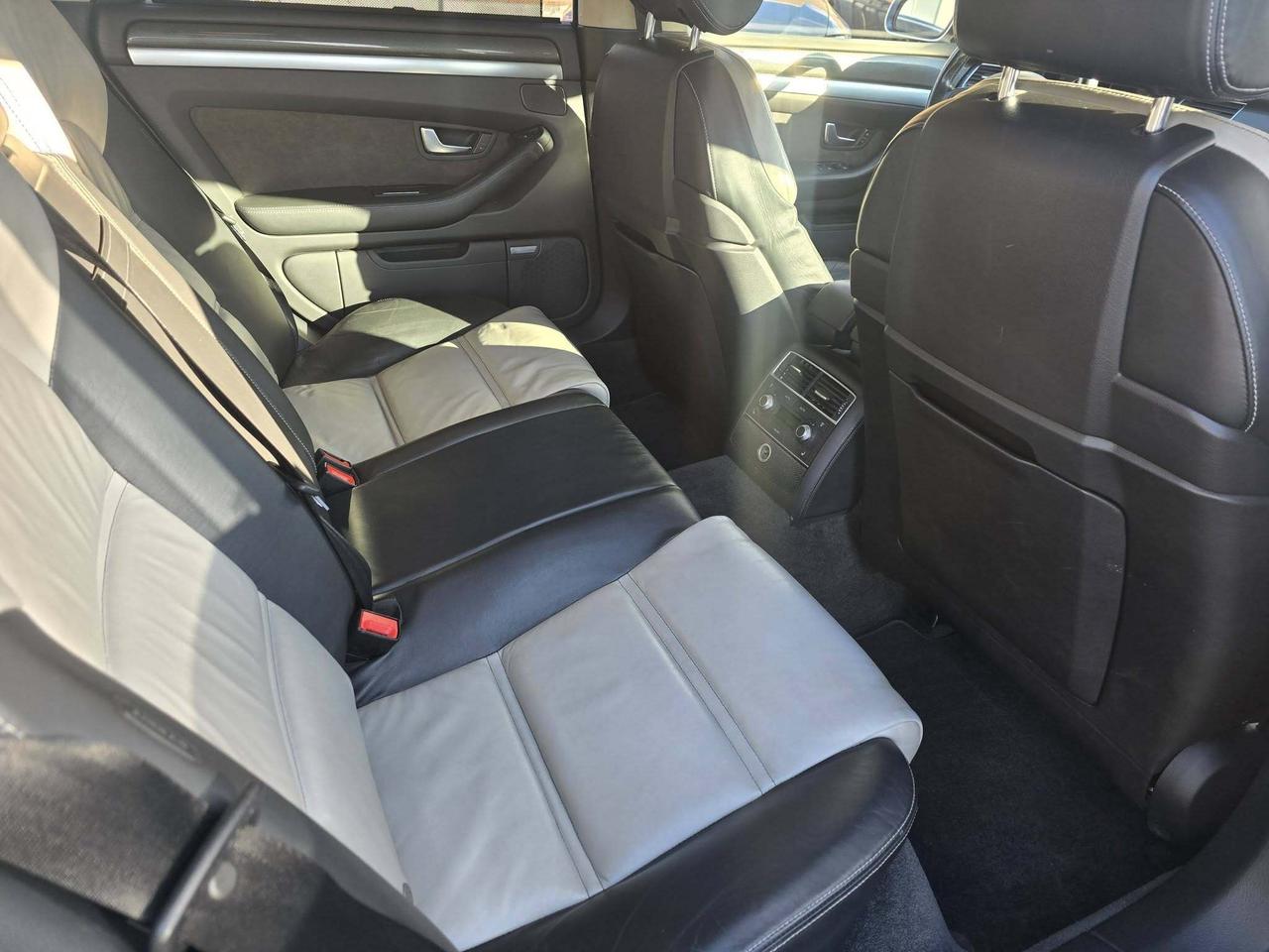 2007 Audi S8 4dr Sdn V10 AWD! Photo