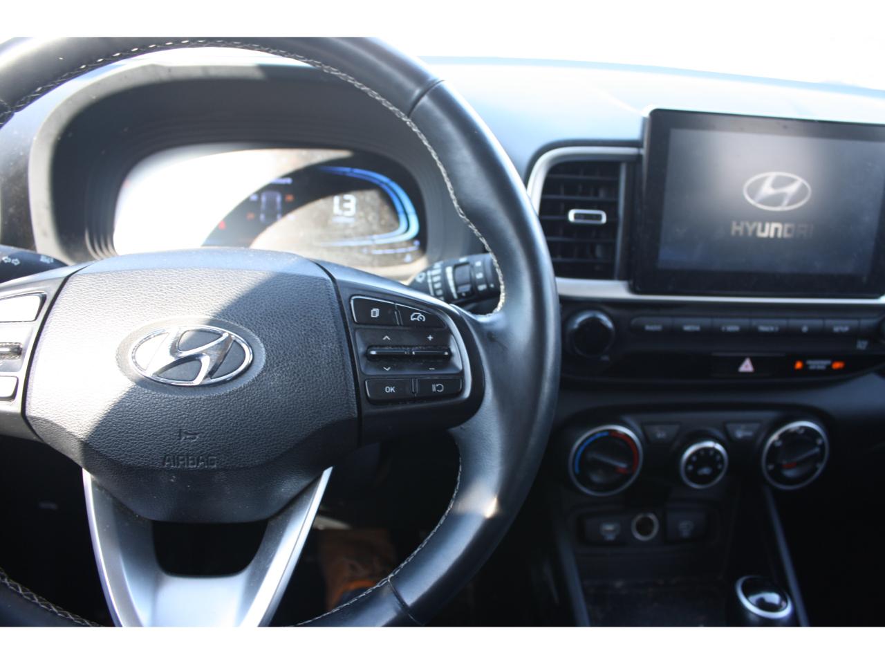2023 Hyundai Venue Preferred IVT w-Two-Tone Photo