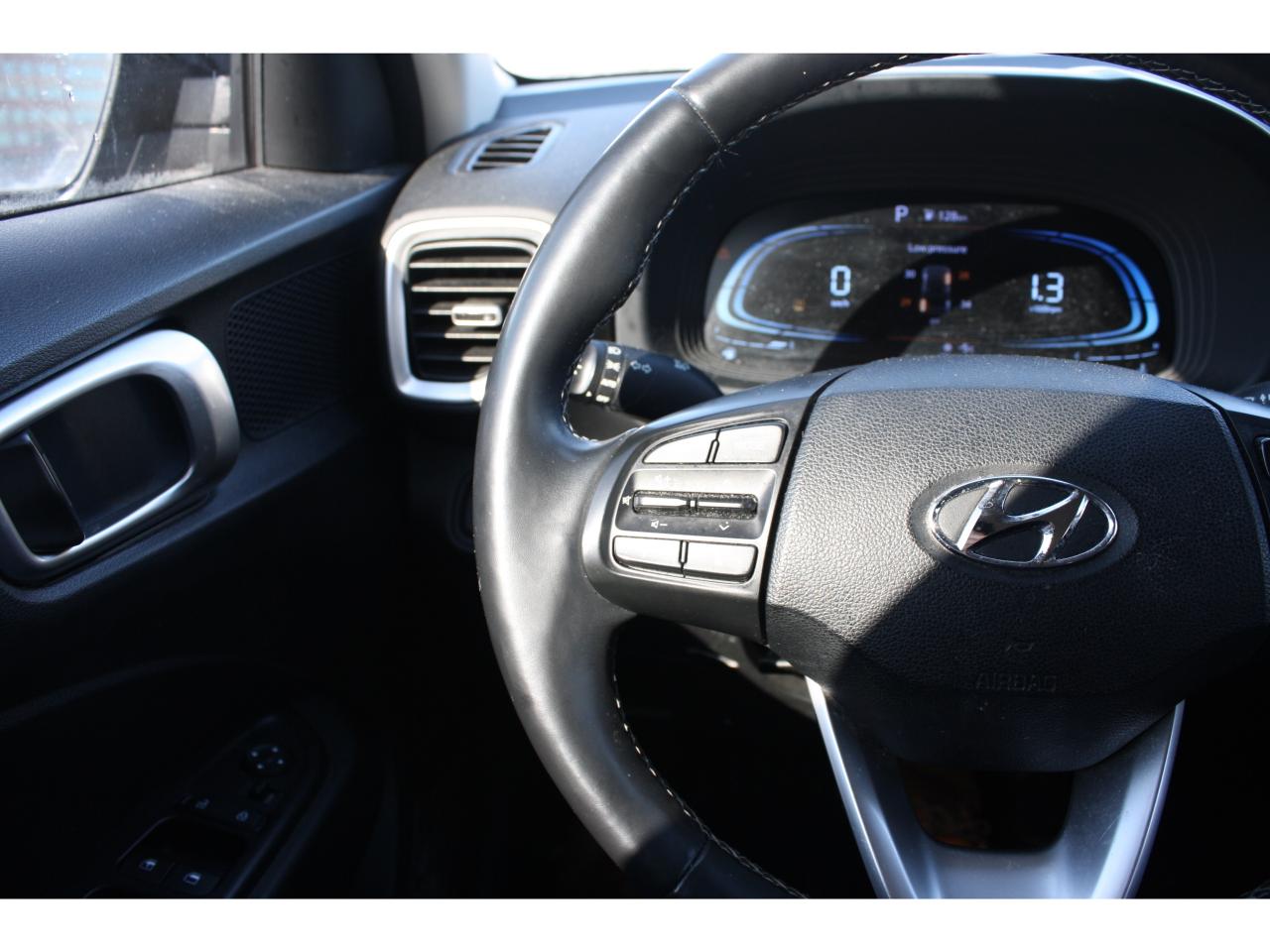 2023 Hyundai Venue Preferred IVT w-Two-Tone Photo