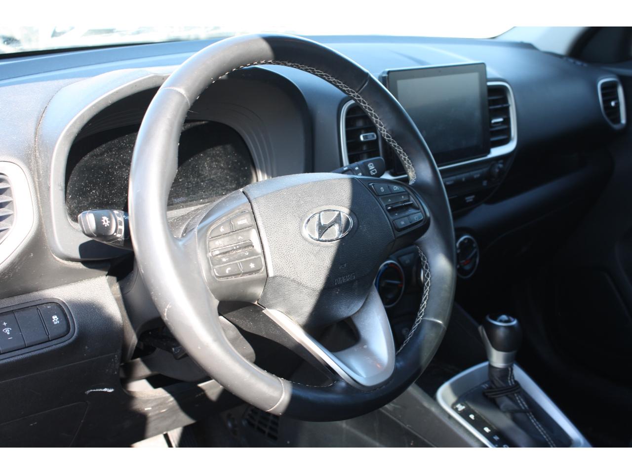 2023 Hyundai Venue Preferred IVT w-Two-Tone Photo