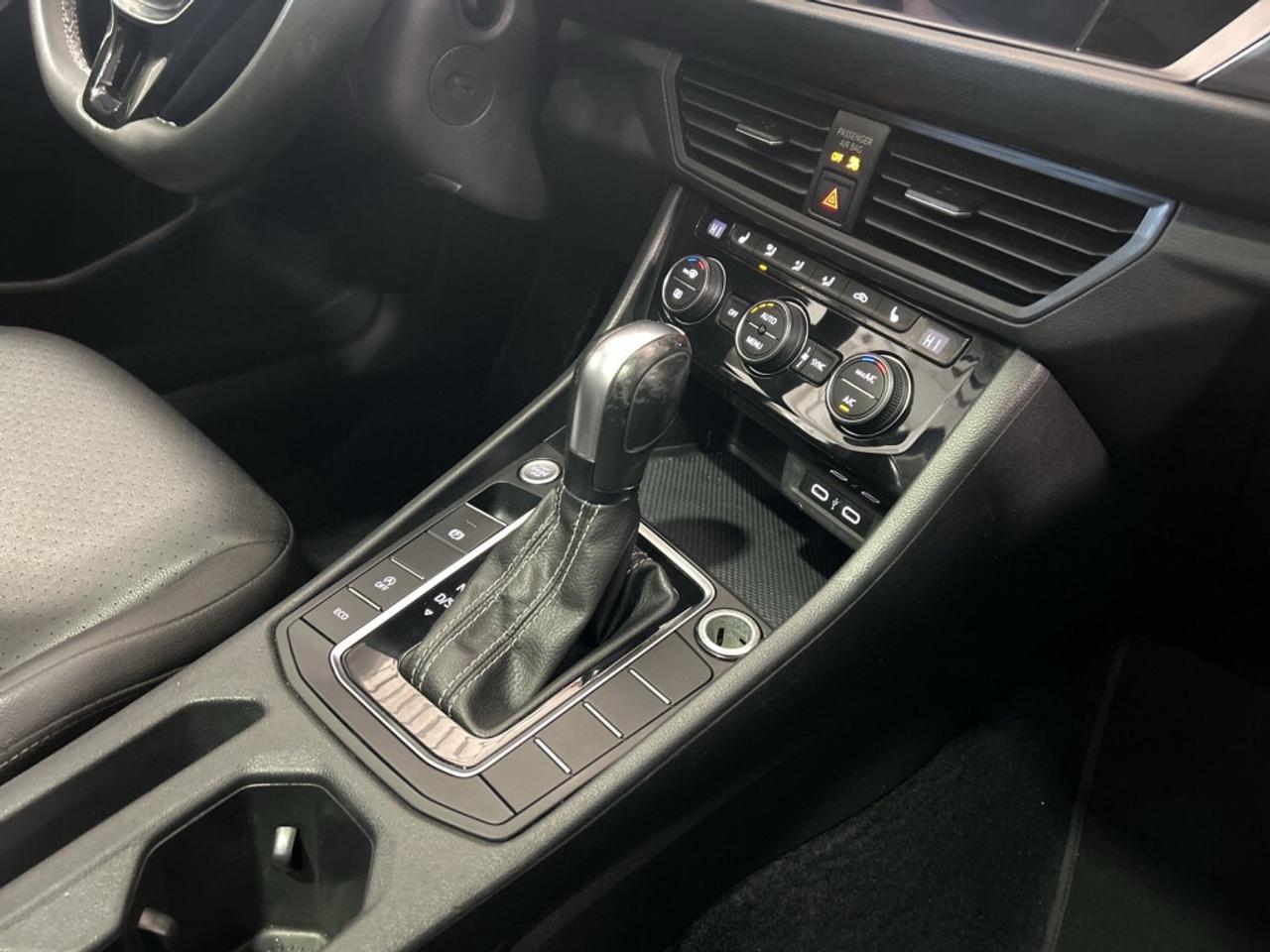 2021 Volkswagen Jetta Highline / NAV / Sunroof / Leather / CarPlay / Cle Photo