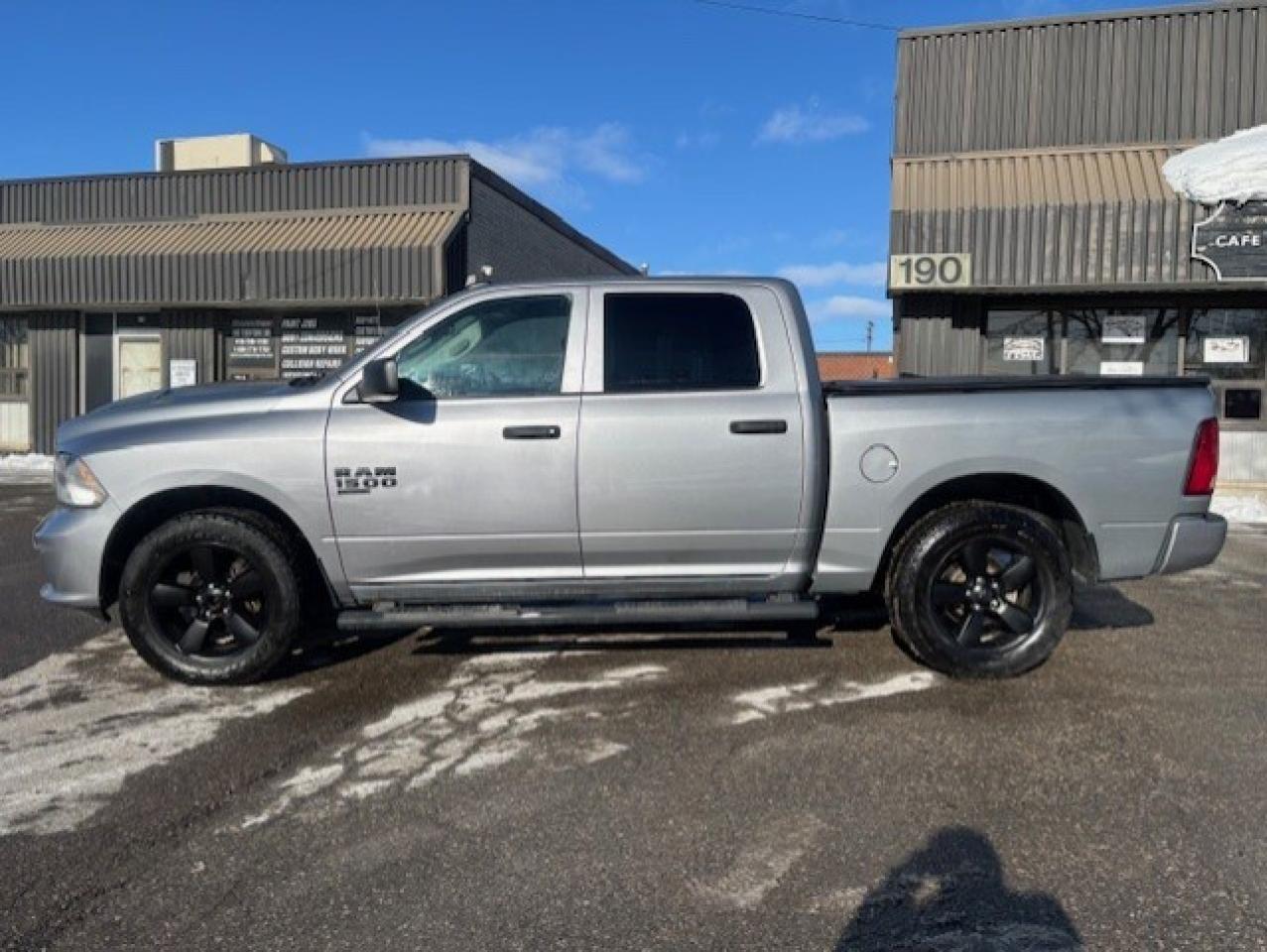 2021 RAM 1500 Classic 4X4 CREW CAB-TONNEAU-CAMERA-HEATED SEATS-NEW TIRES Photo
