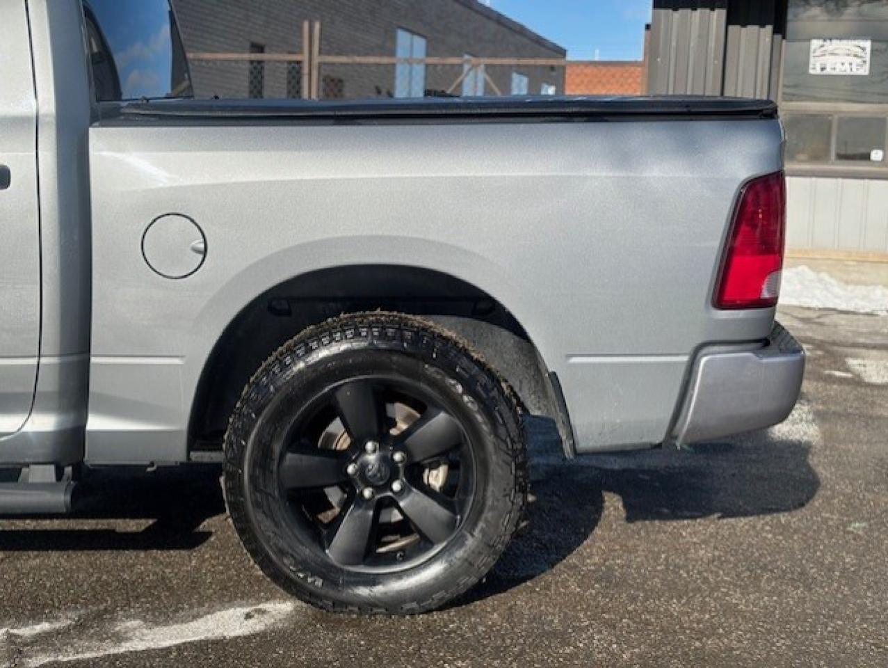 2021 RAM 1500 Classic 4X4 CREW CAB-TONNEAU-CAMERA-HEATED SEATS-NEW TIRES Photo