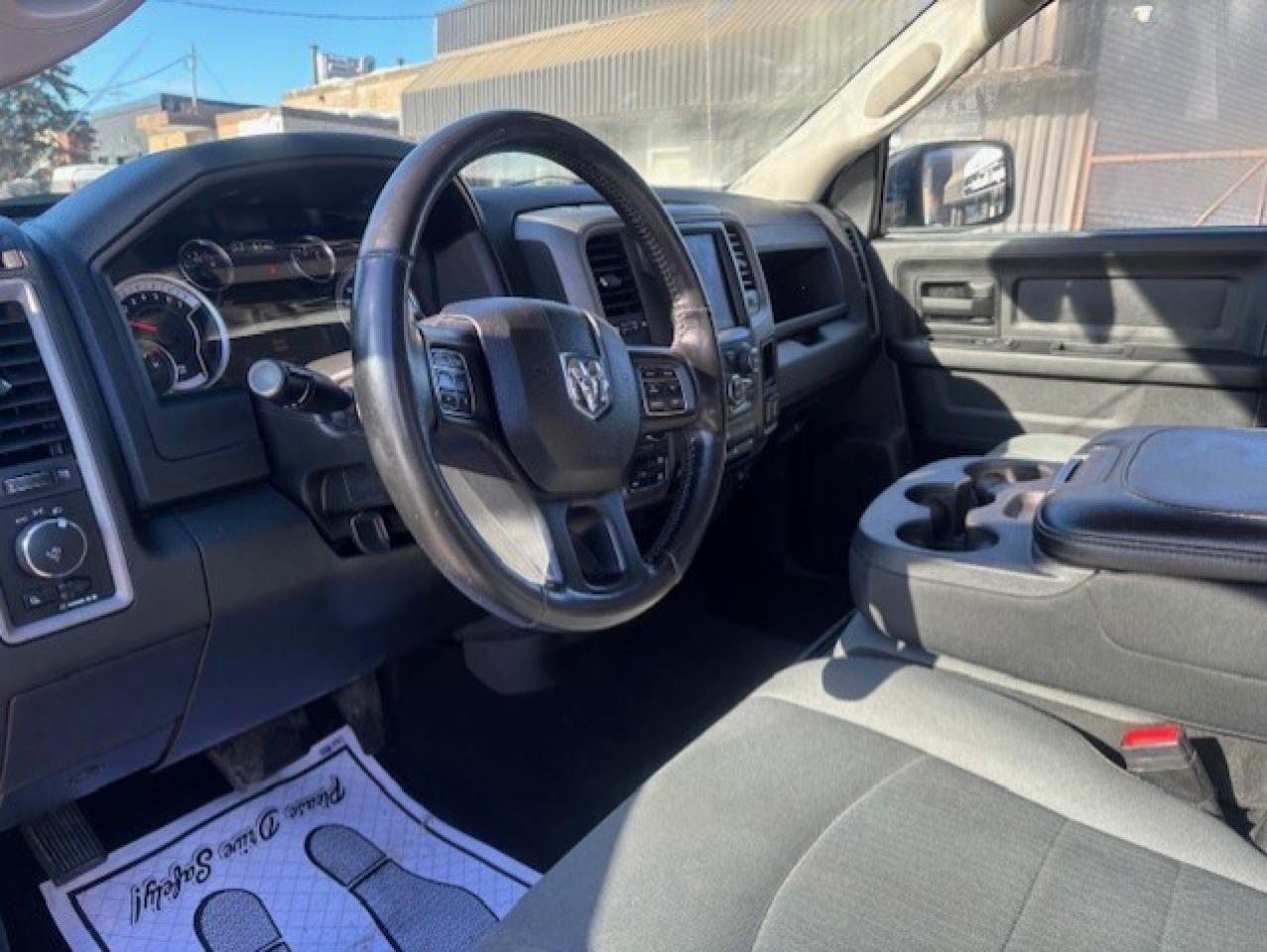 2021 RAM 1500 Classic 4X4 CREW CAB-TONNEAU-CAMERA-HEATED SEATS-NEW TIRES Photo