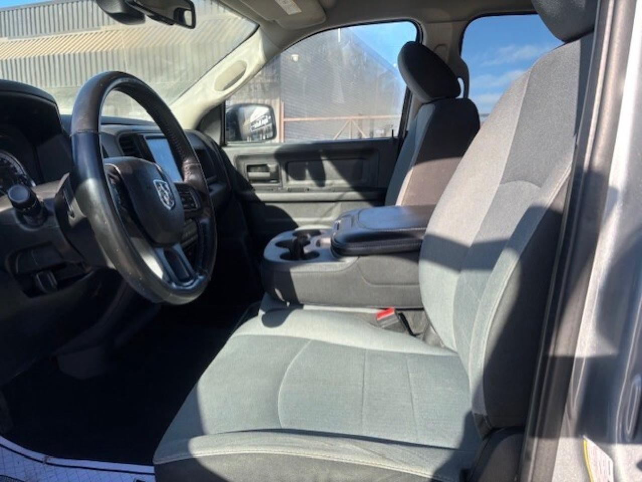 2021 RAM 1500 Classic 4X4 CREW CAB-TONNEAU-CAMERA-HEATED SEATS-NEW TIRES Photo