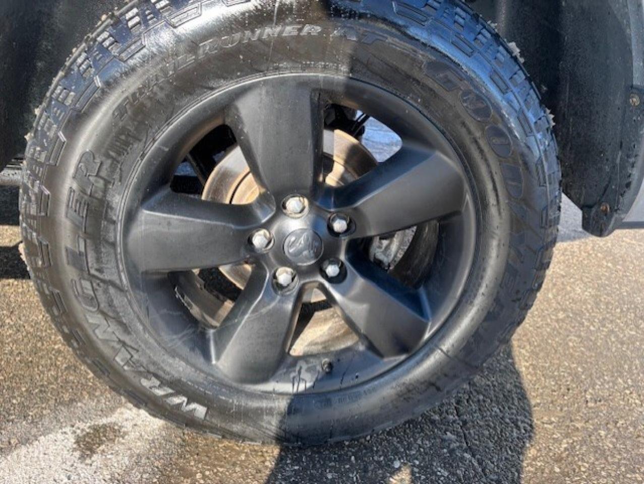 2021 RAM 1500 Classic 4X4 CREW CAB-TONNEAU-CAMERA-HEATED SEATS-NEW TIRES Photo