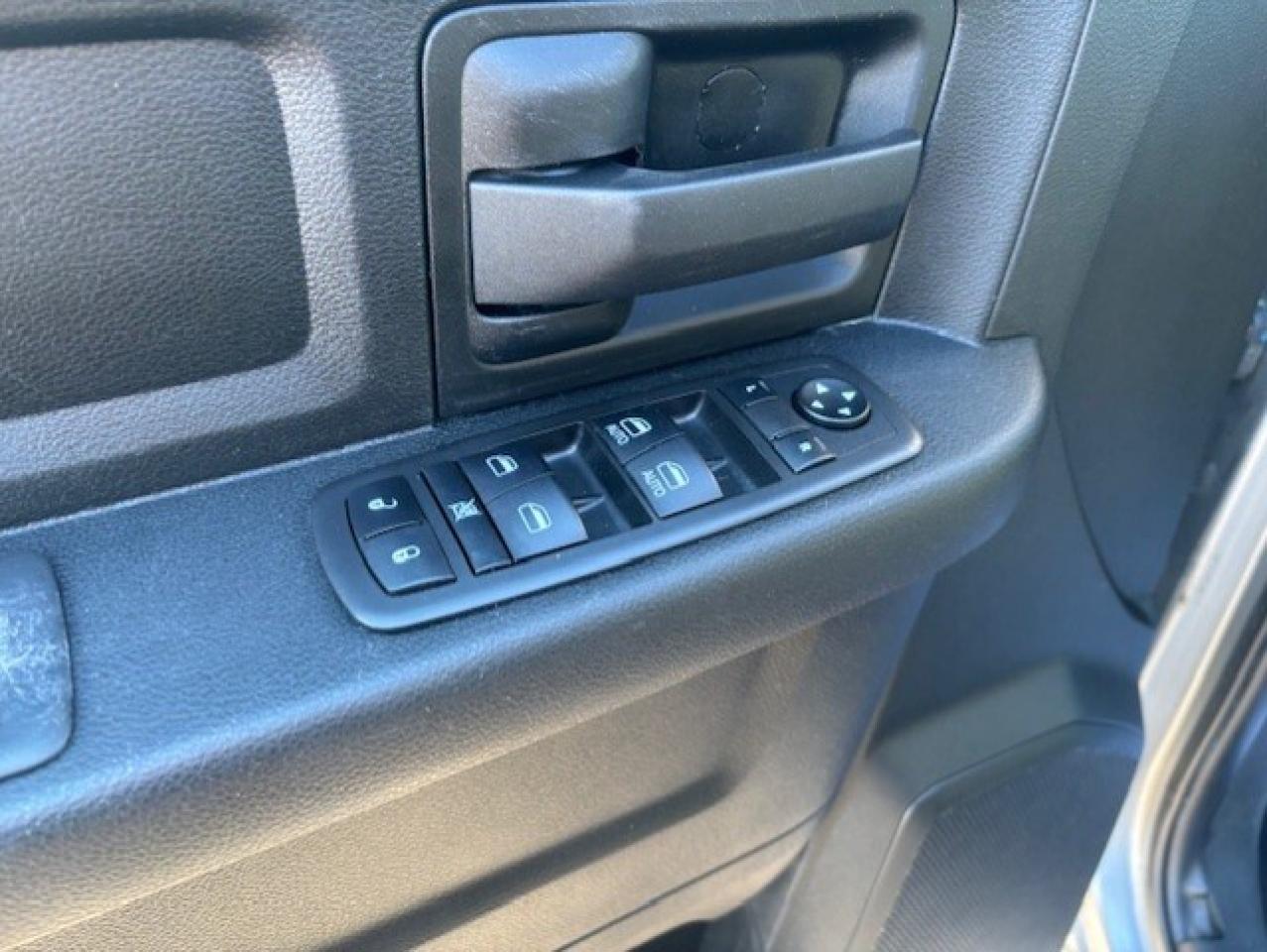 2021 RAM 1500 Classic 4X4 CREW CAB-TONNEAU-CAMERA-HEATED SEATS-NEW TIRES Photo