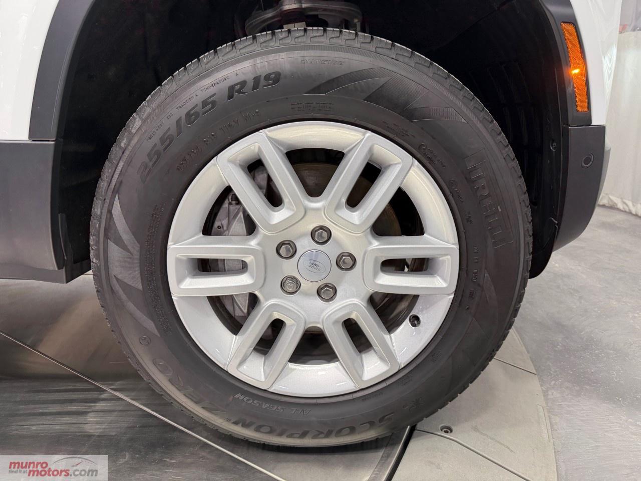 2025 Land Rover Defender 110 P300 S Photo