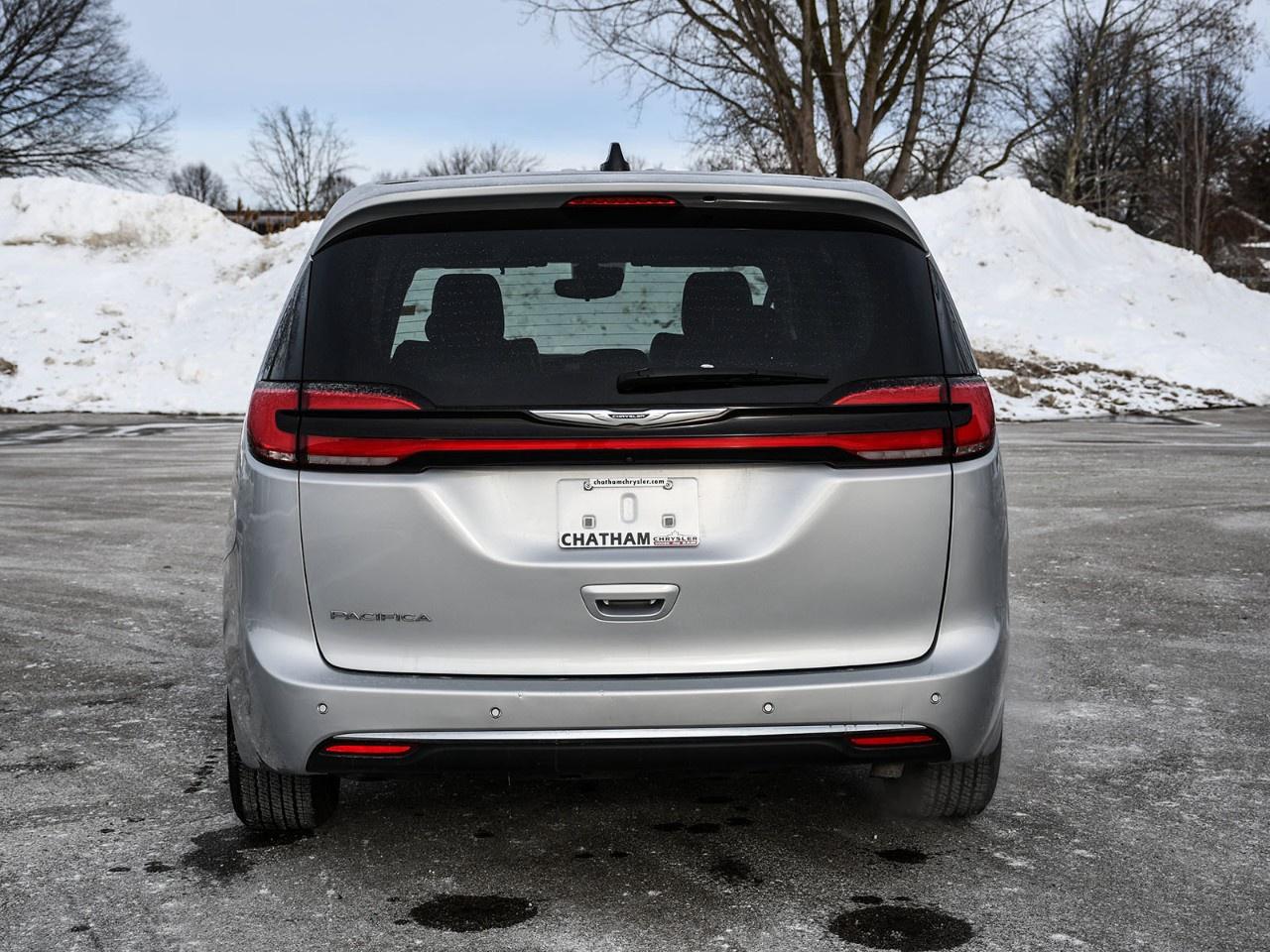 2023 Chrysler Pacifica Touring L FWD Photo2