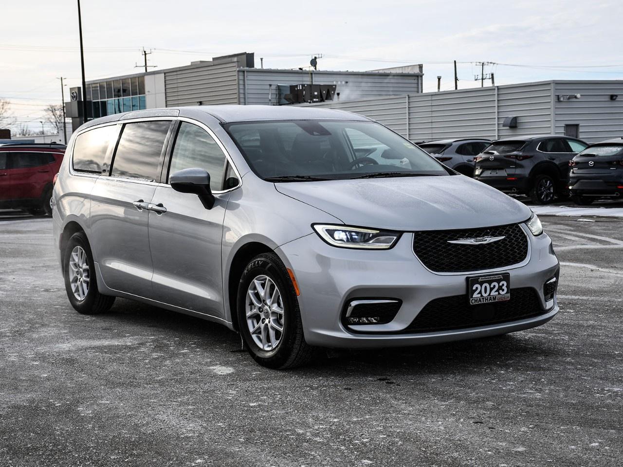 2023 Chrysler Pacifica Touring L FWD Photo4