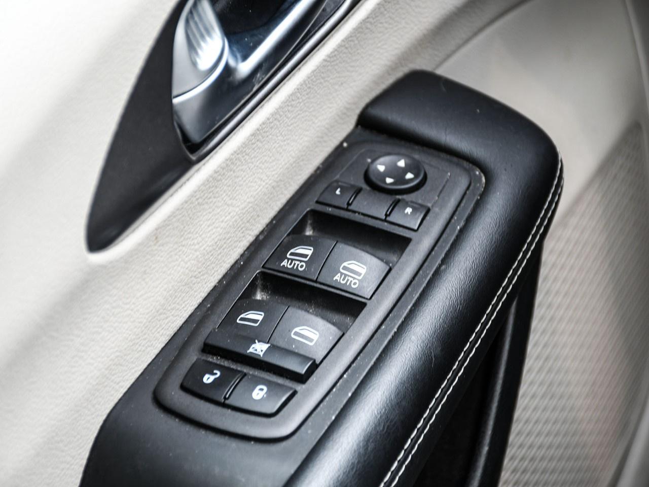 2023 Chrysler Pacifica Touring L FWD Photo