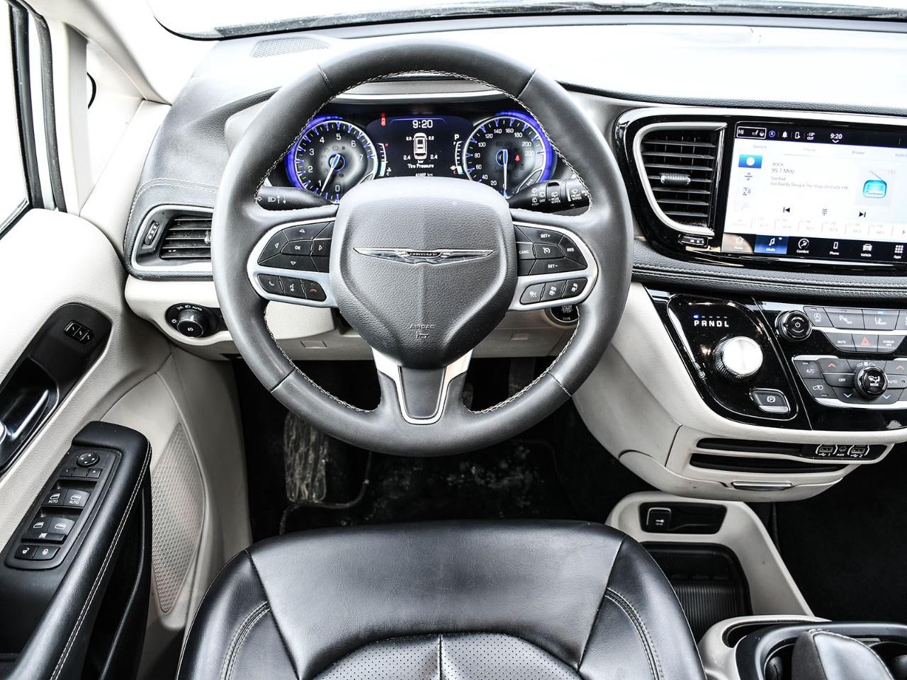 2023 Chrysler Pacifica Touring L FWD Photo