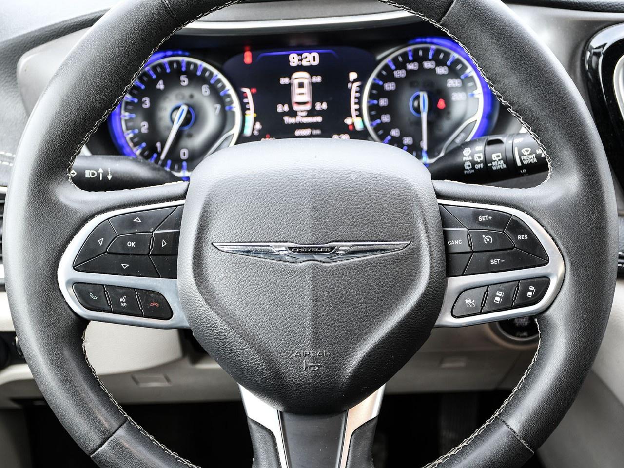 2023 Chrysler Pacifica Touring L FWD Photo