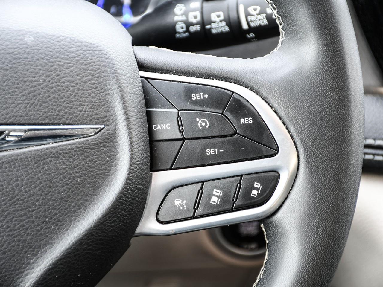 2023 Chrysler Pacifica Touring L FWD Photo