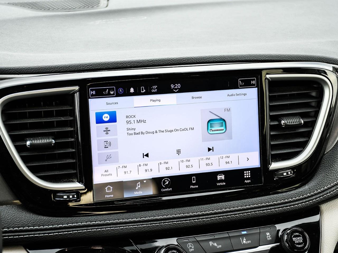 2023 Chrysler Pacifica Touring L FWD Photo