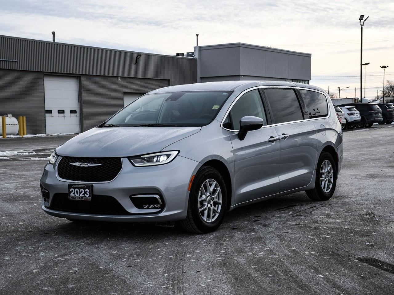 2023 Chrysler Pacifica Touring L FWD Photo