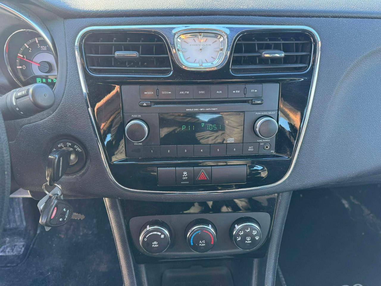 2014 Chrysler 200 4dr Sdn LX Photo