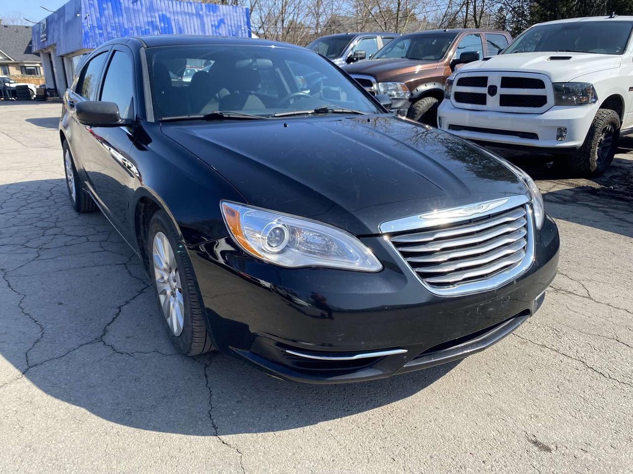 2014 Chrysler 200 4dr Sdn LX Photo0