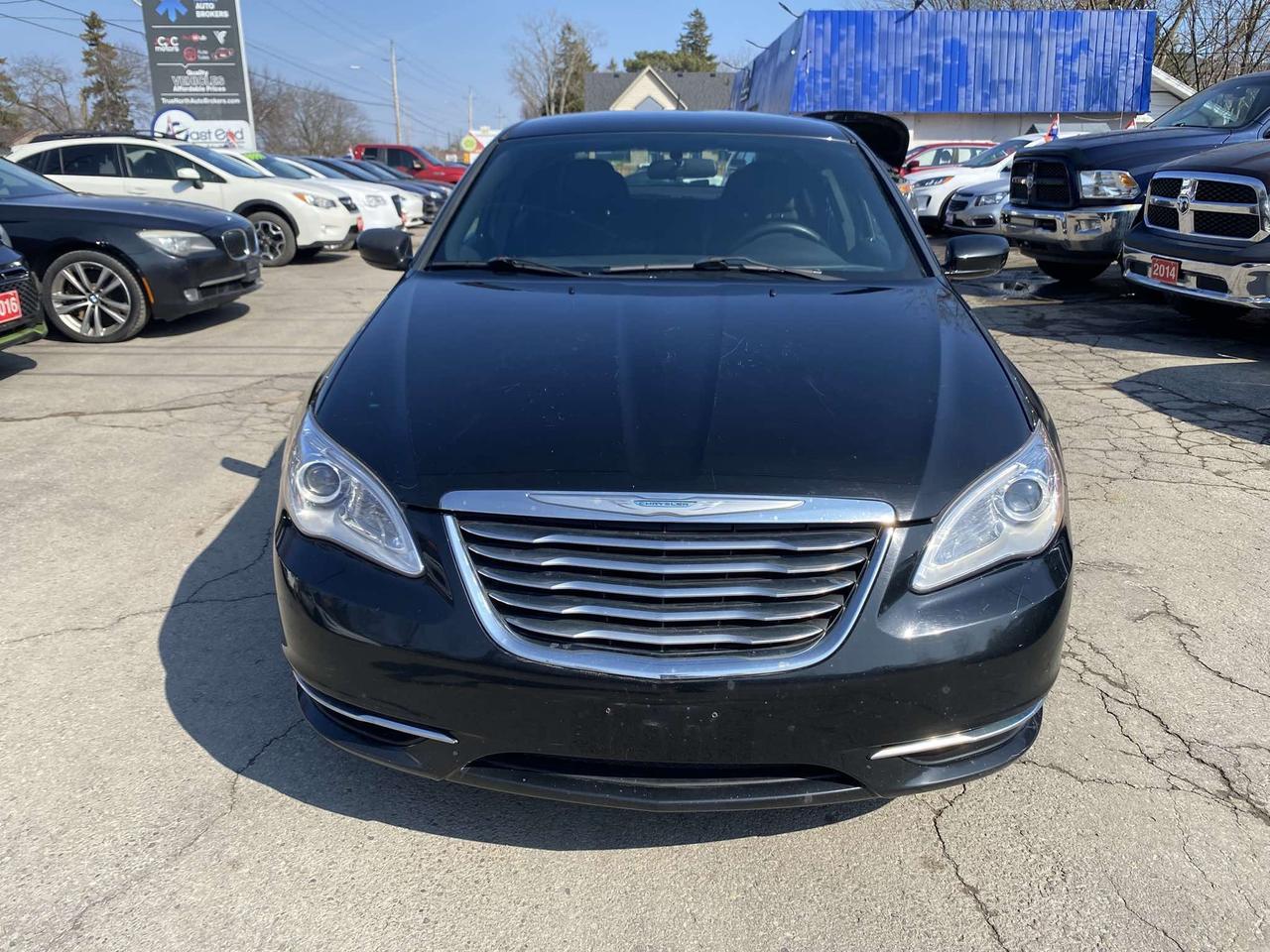 2014 Chrysler 200 4dr Sdn LX Photo