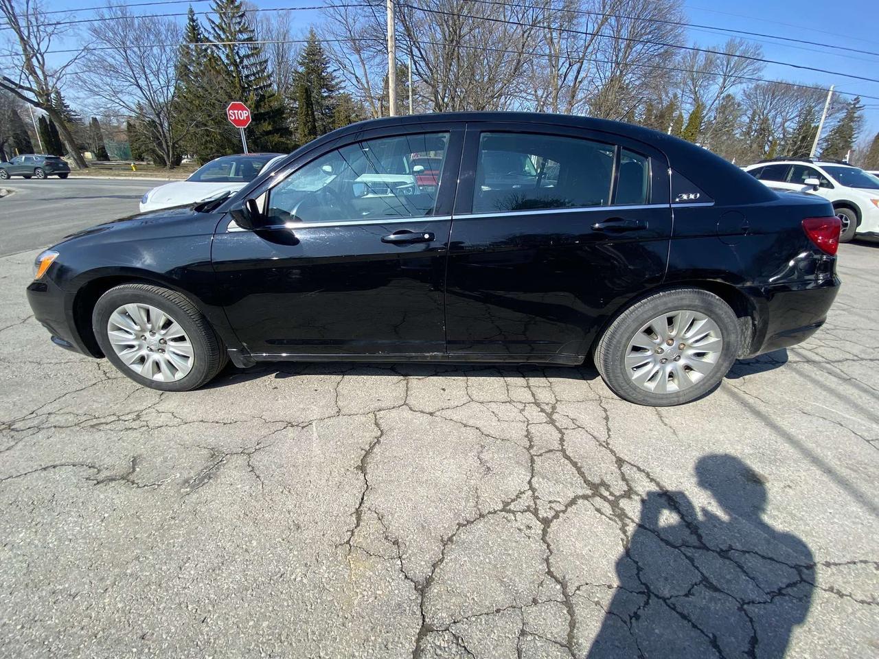 2014 Chrysler 200 4dr Sdn LX Photo