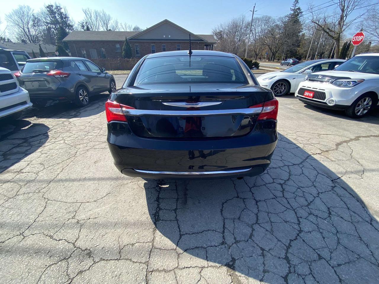 2014 Chrysler 200 4dr Sdn LX Photo