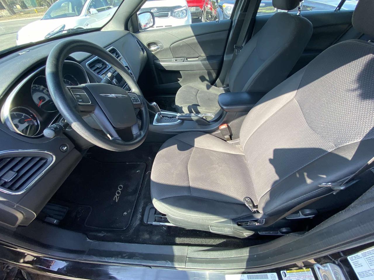 2014 Chrysler 200 4dr Sdn LX Photo