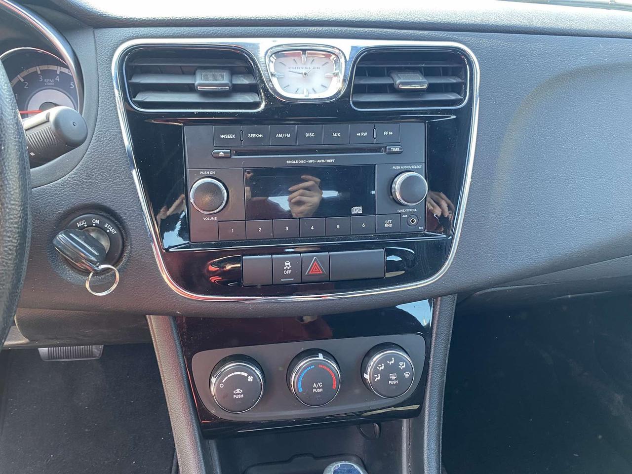 2014 Chrysler 200 4dr Sdn LX Photo