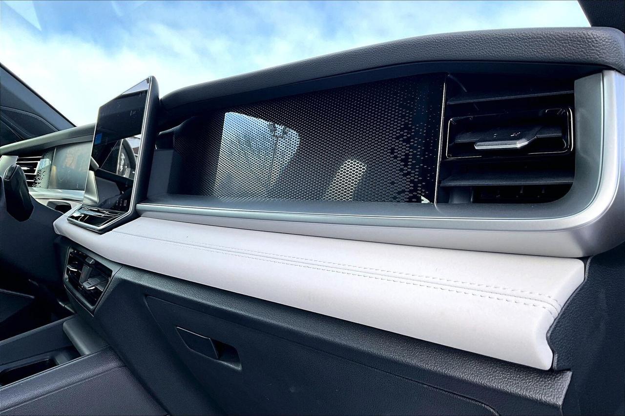 2026 Volkswagen Tiguan Comfortline R Line Black Edition AWD Photo